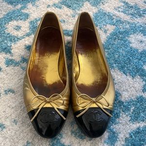 Chanel classic ballet flats patent black and gold size 40